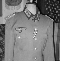 Vestuario, uniformes y complementos. [Hacer click sobre la im�gen para ver Galer�a]